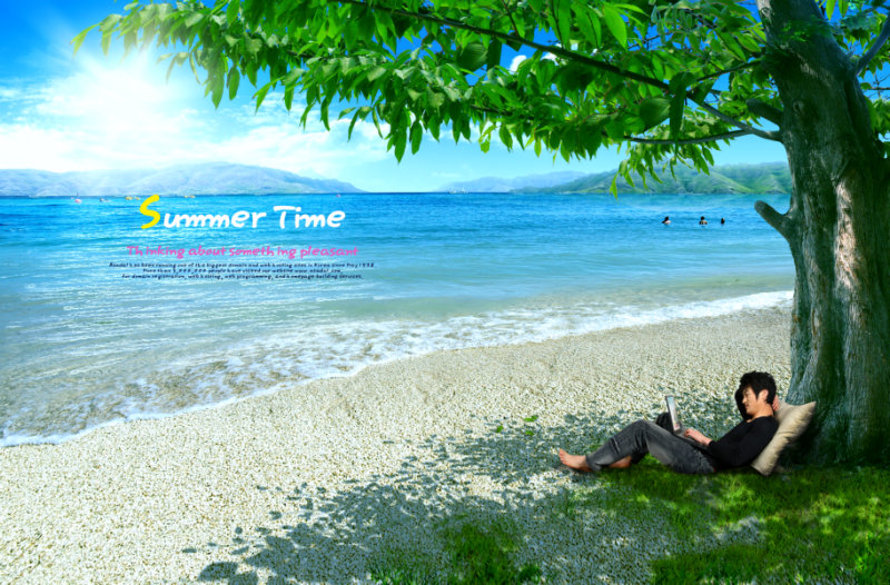 阳光照射下的蔚蓝的海滩边大树底下看报的年轻