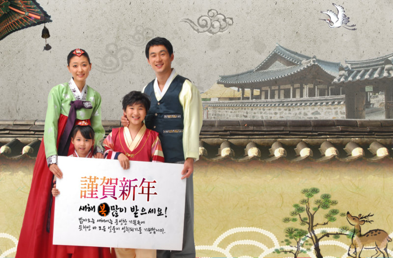 穿着传统韩服的四口之家人物韩国传统建筑背景
