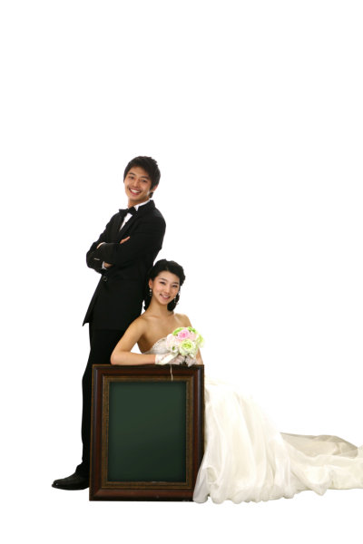 面对镜头微笑的韩国情侣婚纱照样片psd模板素