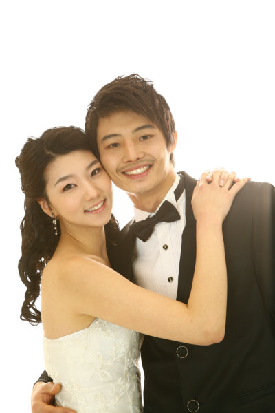 拥抱着微笑的韩国情侣婚纱照样片psd模板素材