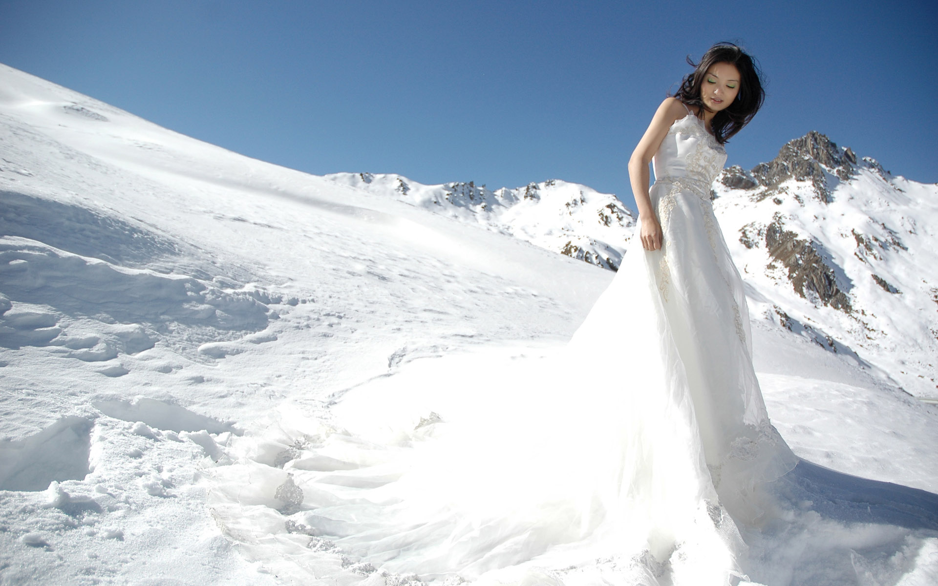 婚纱照雪地_最美雪地婚纱照