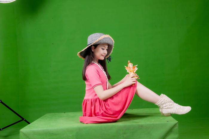 绿色背景拍摄的可爱女孩儿童人物图片素材23