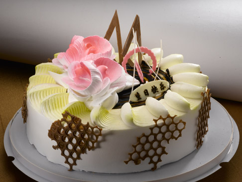 高清巧克力奶油花朵装饰生日蛋糕素材图片下载